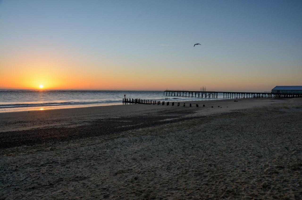Sea Views Stunning 2 Bedroom Apartment # Lowestoft Esterno foto